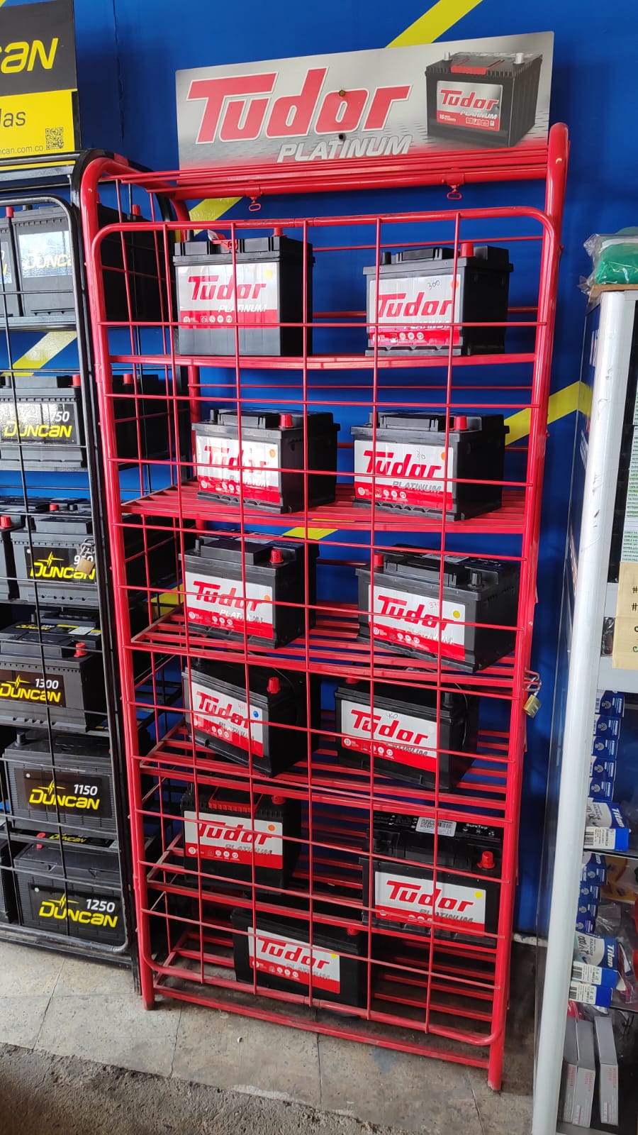 Baterías Tudor Platinum en exhibidor
