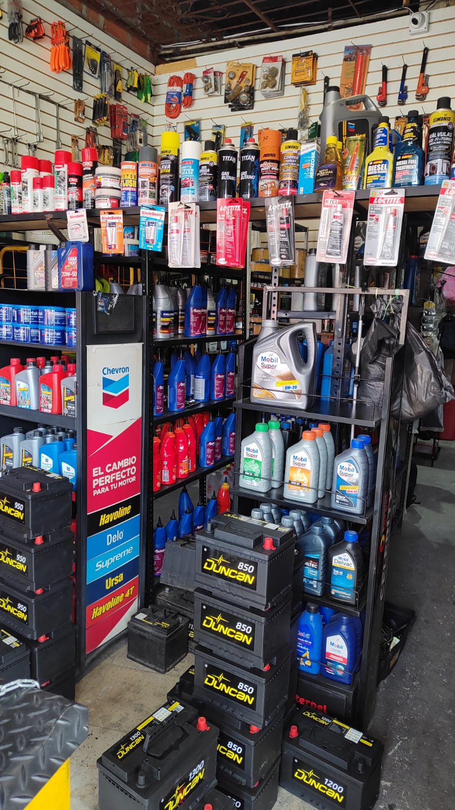 Estantería completa de lubricantes y aditivos