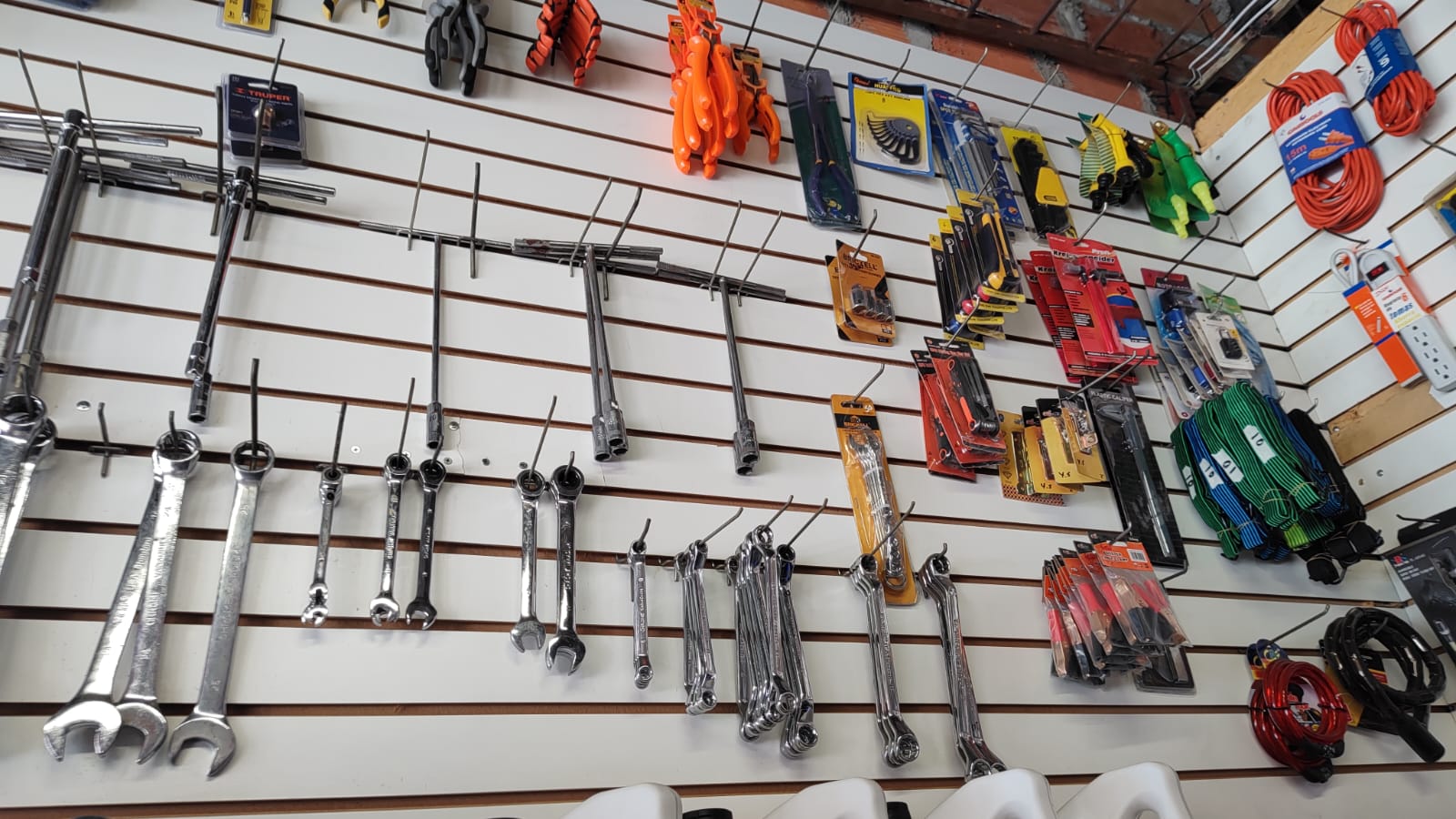 Pared con herramientas, llaves, dados y accesorios automotrices